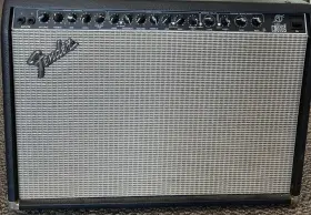 0226701020 Fender 2001 Ultimate Chorus Solid State 65w 2x12 Combo Amplifier With Footswitch