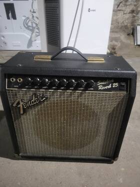 Fender 111554 Black Guitar Amp With Foot Pedal