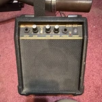 Belcat GM-05 Combo Solid State Guitar Amplifier 5W 1-CHANNEL Practice Used. Price: $17.00.